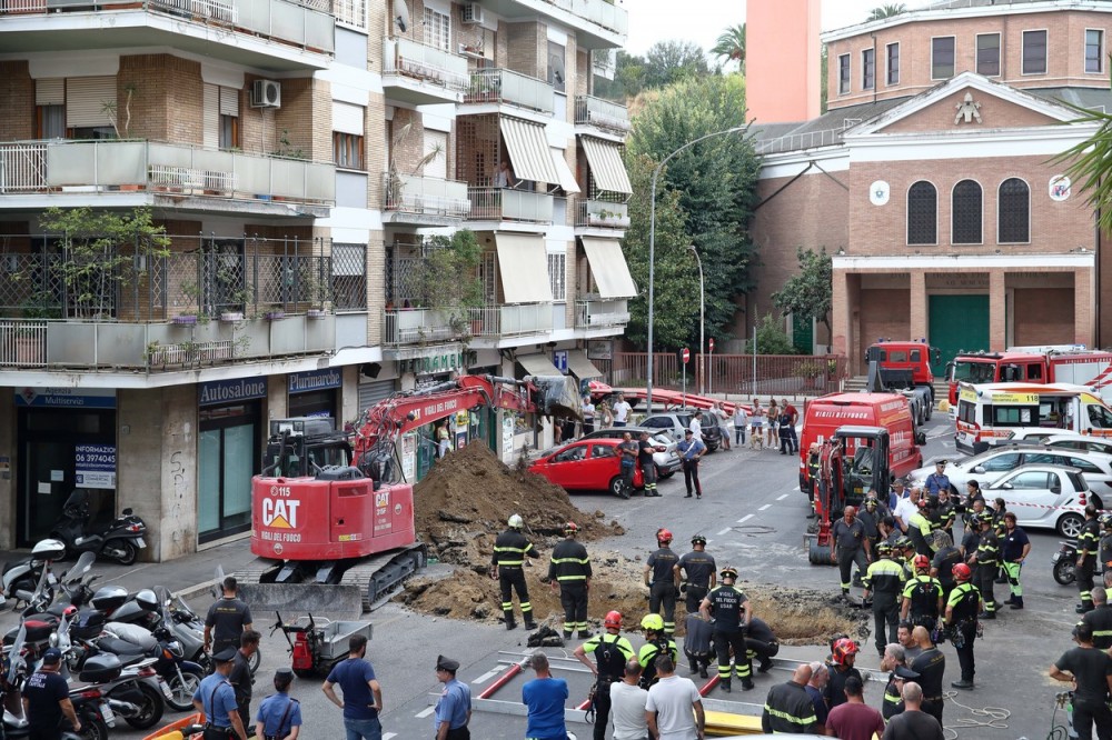 FOTO // Patru hoți săpau un tunel ca să ajungă la o bancă, dar s-a surpat peste ei
